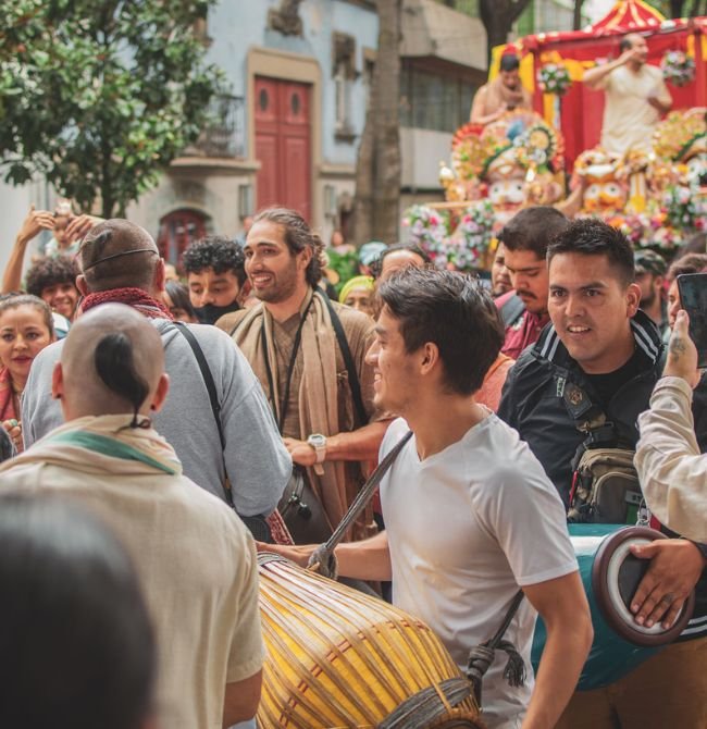 Músicos y participantes durante el festival Ratha Yatra CDMX