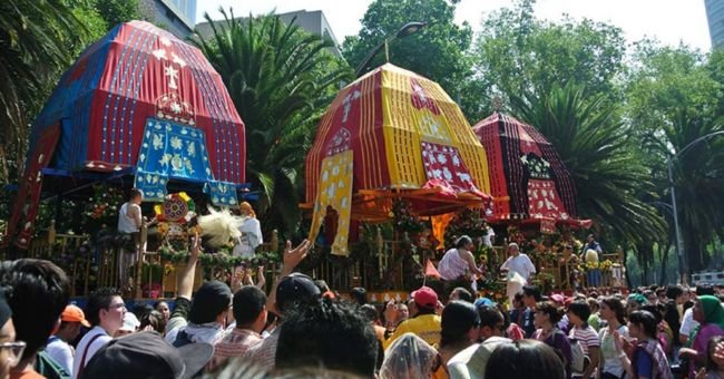 Devotos jalando una de las carrozas durante Ratha Yatra CDMX